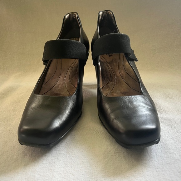 Black leather Mary Jane pump. - Picture 2 of 7